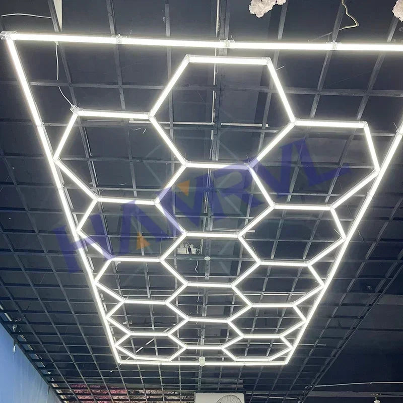 Éclairage LED hexagonal – grille en nid d'abeille allumée au plafond d'un local