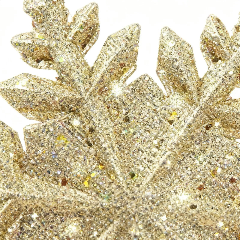 Cimier de sapin lumineux projecteur de flocons – cimier de sapin flocon argenté posé sur une table décorée