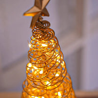 Sapin lumineux de table – gros plan sur la spirale dorée et ses micro-LED