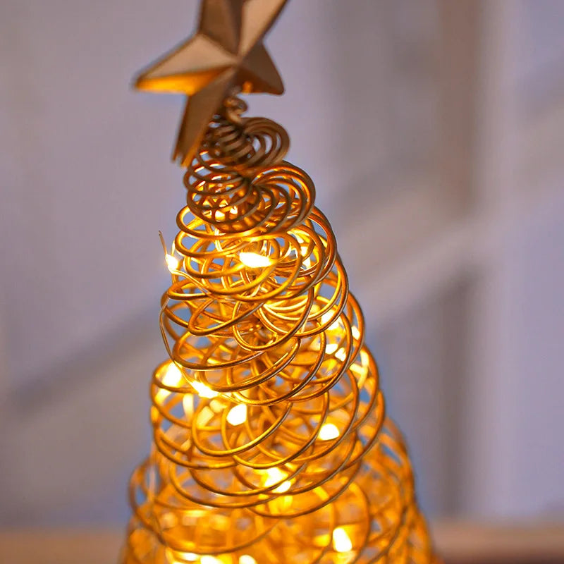 Sapin lumineux de table – gros plan sur la spirale dorée et ses micro-LED