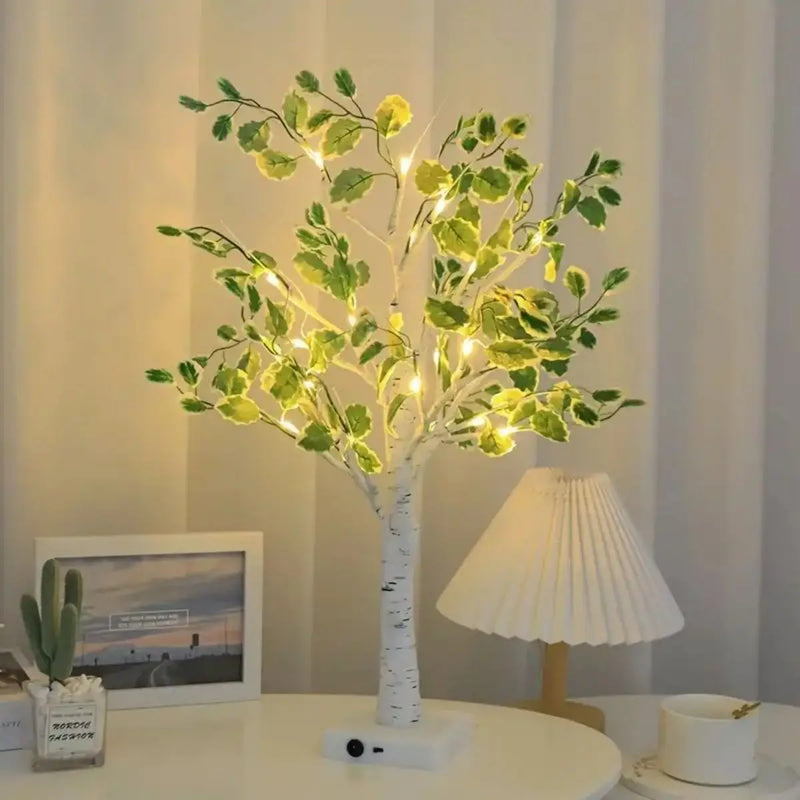 Arbre lumineux bouleau LED 61 cm – arbre à tronc blanc et feuillage vert sur un meuble près d'une lampe