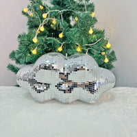 Boule à facettes déco en nuage – nuage argenté posé devant un sapin de Noël