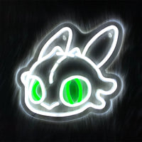 Néon dragon – gros plan du contour blanc et des yeux verts allumés
