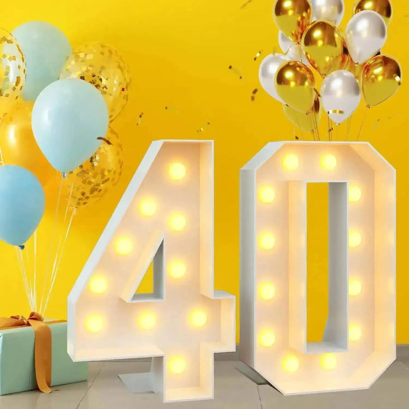 Chiffre lumineux géant – nombre 40 devant des ballons jaunes et bleus