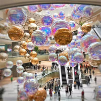 Boule miroir gonflable – boules irisées et dorées suspendues dans un centre commercial