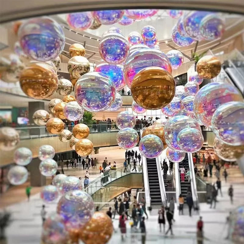 Boule miroir gonflable – boules irisées et dorées suspendues dans un centre commercial