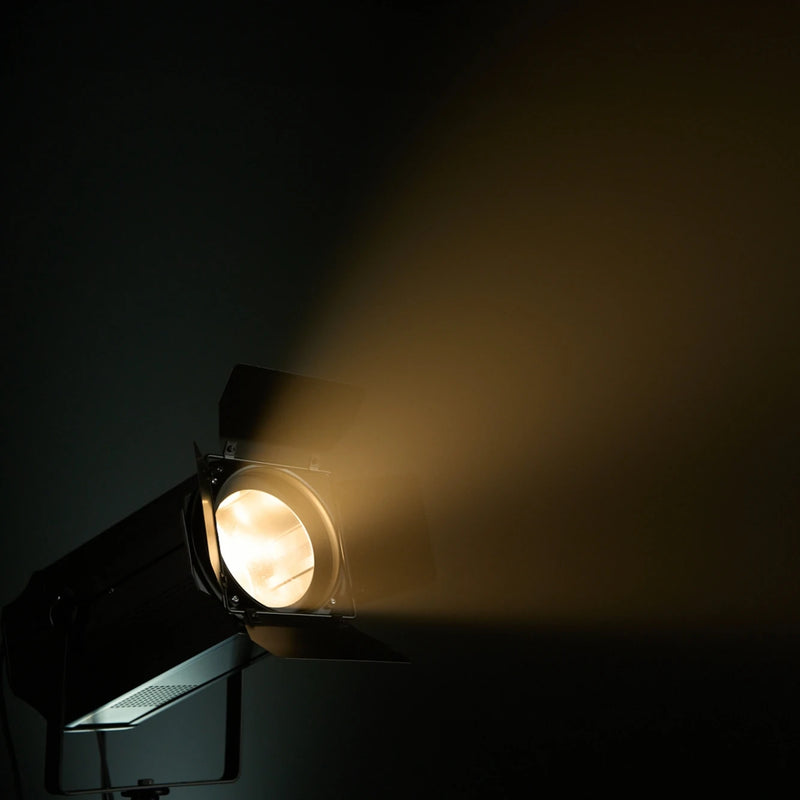 Projecteur LED COB à zoom – faisceau blanc chaud dans l'obscurité