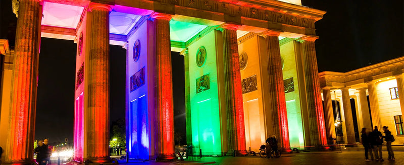 Projecteur mural LED COB 120 W – façade d'un bâtiment éclairée de couleurs par des projecteurs muraux
