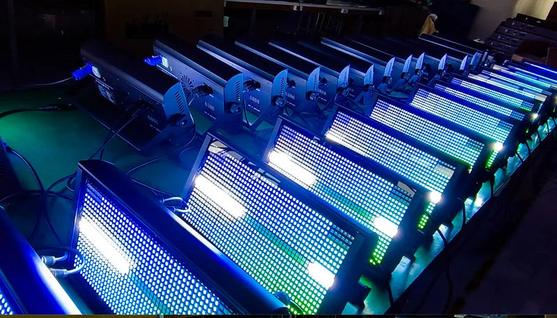 Stroboscope LED 200 W – rampe d'appareils allumés en bleu