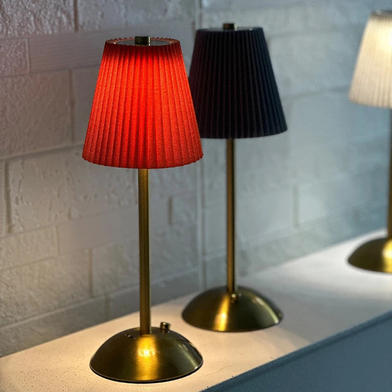 Lampe de table sans fil plissée – abat-jour rouge et abat-jour bleu foncé en gros plan