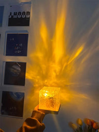 Lampe cristal ondulation d'eau – lampe cristal tenue à la main, reflets sur le mur