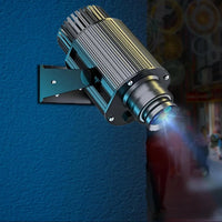 Projecteur gobo à logo personnalisé fixé au mur, faisceau dirigé vers la rue