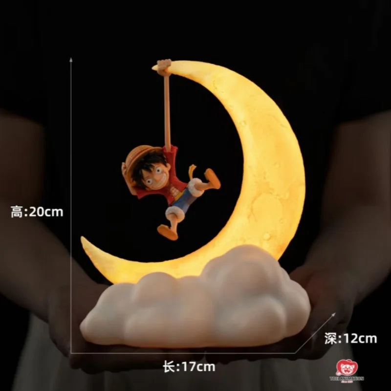 Lampe lune Luffy – dimensions de la lampe : 20 cm de haut, 17 cm de large, 12 cm de profondeur