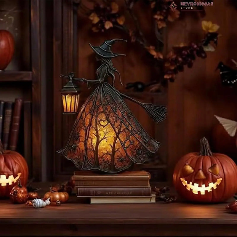 Lampe sorcière d'Halloween – la lampe posée sur une pile de livres entre des citrouilles