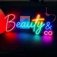 Néon prénom personnalisé RGB multicolore – néon « Beauty & co » en lettres multicolores
