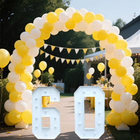Chiffre marquee 73 cm – nombre 60 devant une arche de ballons