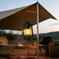 Lanterne LED rétro – lanterne accrochée à un mât devant une tente de camping