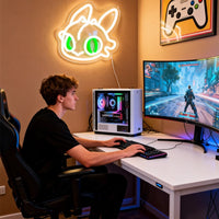 Néon dragon – enseigne allumée au-dessus d'un bureau de gamer