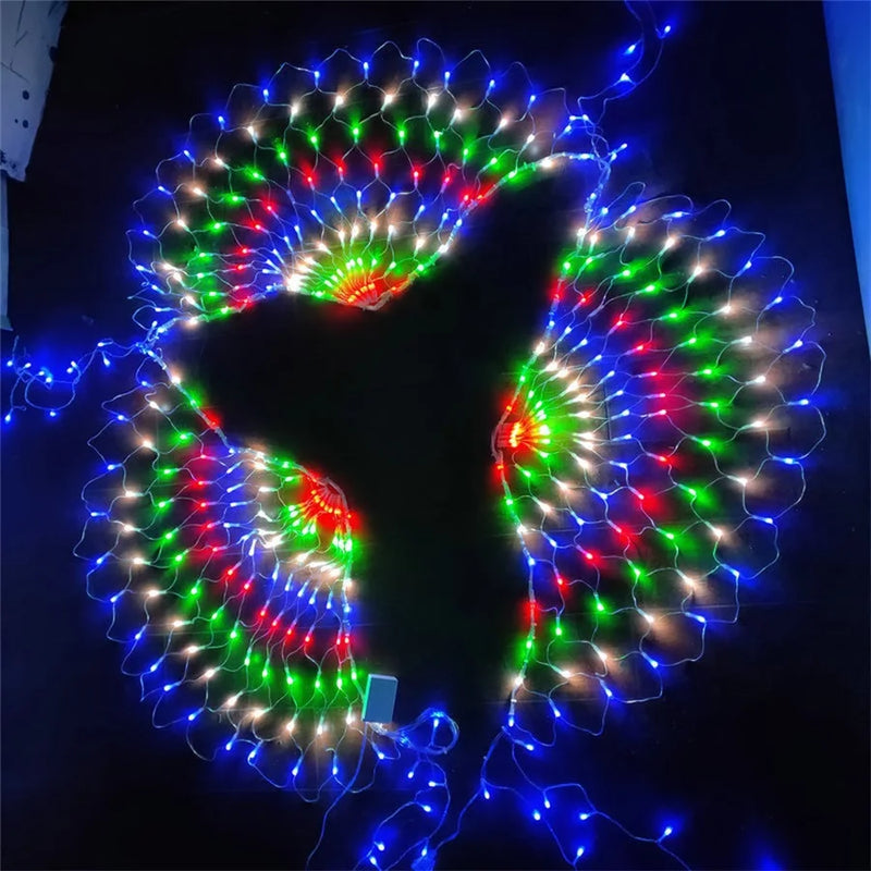Guirlande paon – trois éventails LED multicolores allumés, posés à plat sur un fond sombre