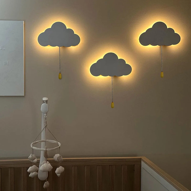 Veilleuse murale enfant nuage – trois nuages gris allumés au-dessus d'un berceau