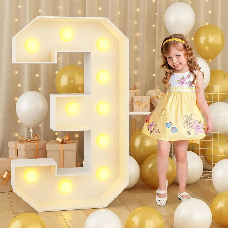 Chiffre lumineux géant – chiffre 3 allumé à côté d'une petite fille