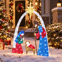 Crèche lumineuse – version multicolore allumée devant une maison décorée