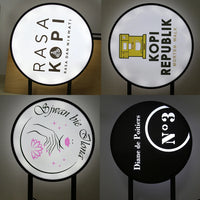 Enseigne drapeau ronde 60 cm – quatre exemples de logos imprimés