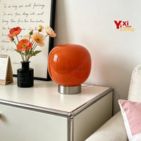 Lampe de table en verre à 3 teintes – lampe orange près d'un vase de fleurs