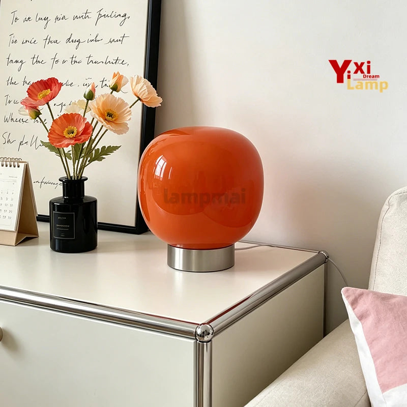 Lampe de table en verre à 3 teintes – lampe orange près d'un vase de fleurs