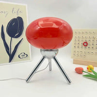 Lampe champignon en verre – globe rouge sur trépied chromé, vue de face