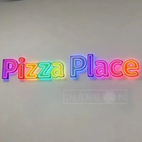 Lettres boîtier 3D – enseigne multicolore sur un mur intérieur