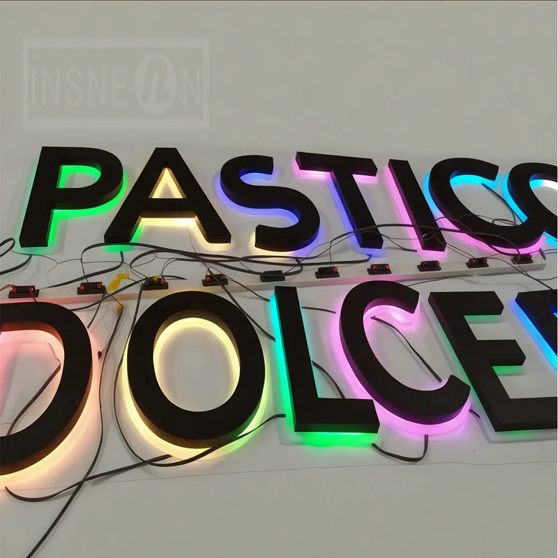 Lettres boîtier 3D – lettres noires avec halo lumineux arrière, vue 2