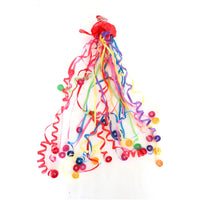 Banderoles à lancer pour mariage – banderoles multicolores déployées sur fond blanc