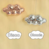 Boule à facettes déco en nuage – nuages rose gold et argenté suspendus sur fond jaune