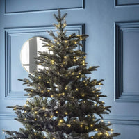 Guirlande fil vert – sapin de Noël décoré en blanc chaud