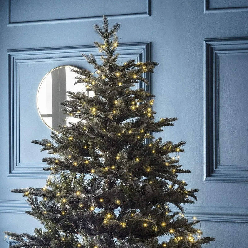 Guirlande fil vert – sapin de Noël décoré en blanc chaud