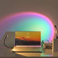 Lampe coucher de soleil USB – posée près d'un ordinateur portable sur un bureau