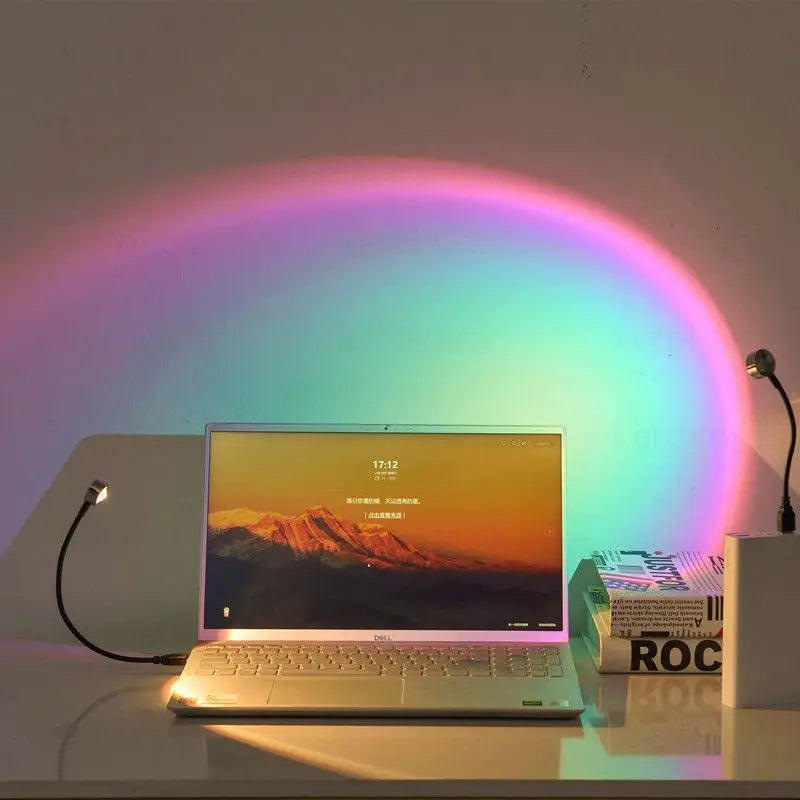 Lampe coucher de soleil USB – posée près d'un ordinateur portable sur un bureau