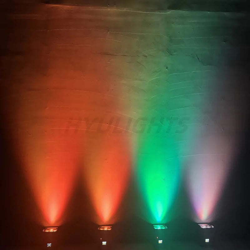 Uplight PAR LED sur batterie 6 x 18 W – quatre projecteurs allumés en orange, vert et blanc contre un mur