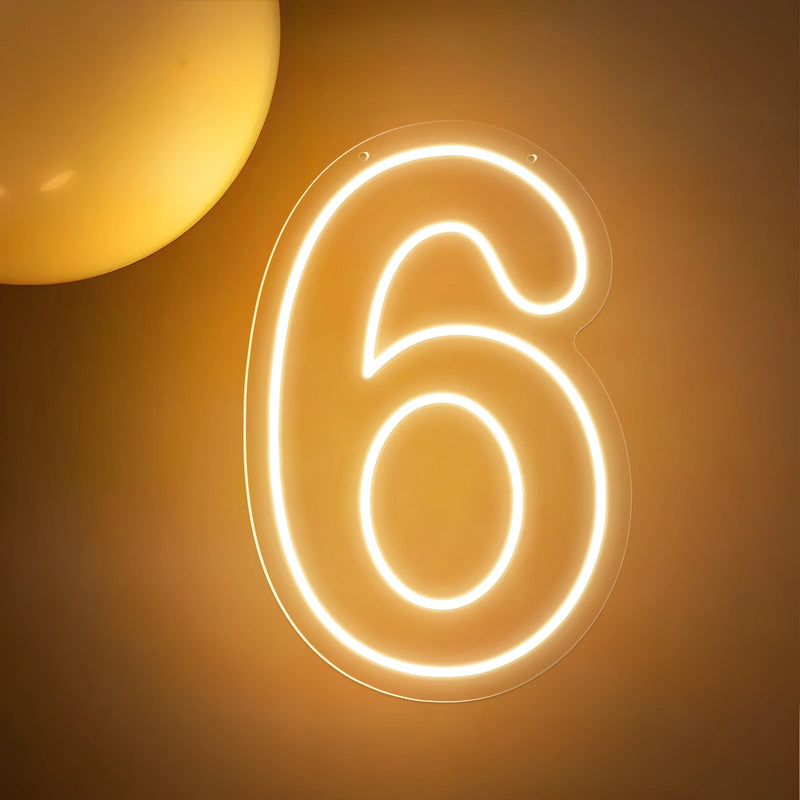 Chiffre néon LED blanc chaud – le chiffre 6 allumé sur un mur doré