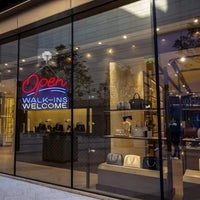 Enseigne néon Open Walk-Ins Welcome – en vitrine d'une boutique