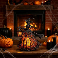 Lampe sorcière d'Halloween – la lampe devant une cheminée avec citrouilles et toiles d'araignée