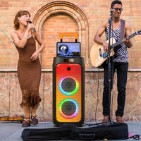 Enceinte karaoké lumineuse – deux musiciens de rue avec l'enceinte allumée