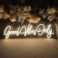 Néon déco LED « Good Vibes Only » ou « Chill Vibes » – néon « Good Vibes Only » devant un mur de feuillage