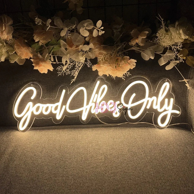 Néon déco LED « Good Vibes Only » ou « Chill Vibes » – néon « Good Vibes Only » devant un mur de feuillage