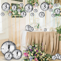 Boule à facettes argentée déco – boules à facettes argentées suspendues au-dessus d'une table de mariage fleurie