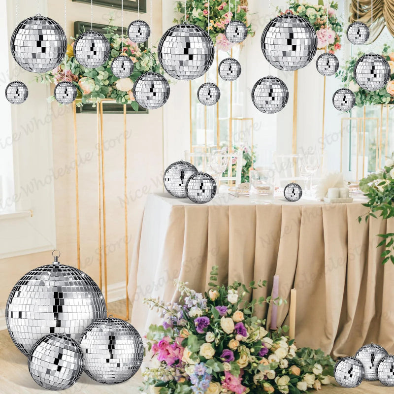Boule à facettes argentée déco – boules à facettes argentées suspendues au-dessus d'une table de mariage fleurie