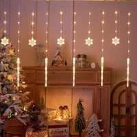 Rideau lumineux flocons et glaçons de Noël – flocons et glaçons blanc chaud près d'une cheminée