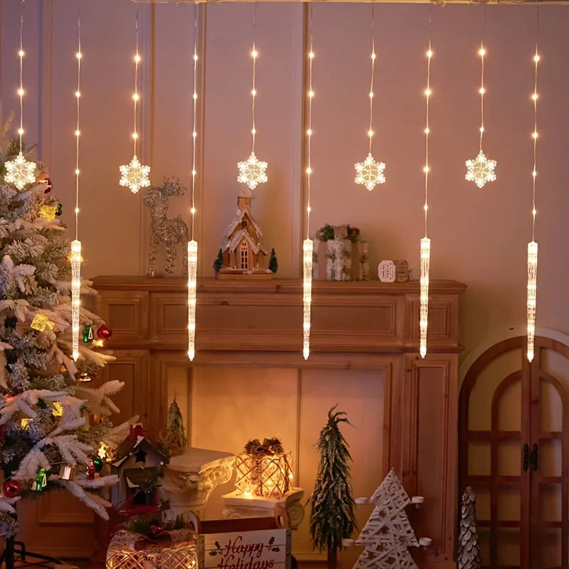 Rideau lumineux flocons et glaçons de Noël – flocons et glaçons blanc chaud près d'une cheminée
