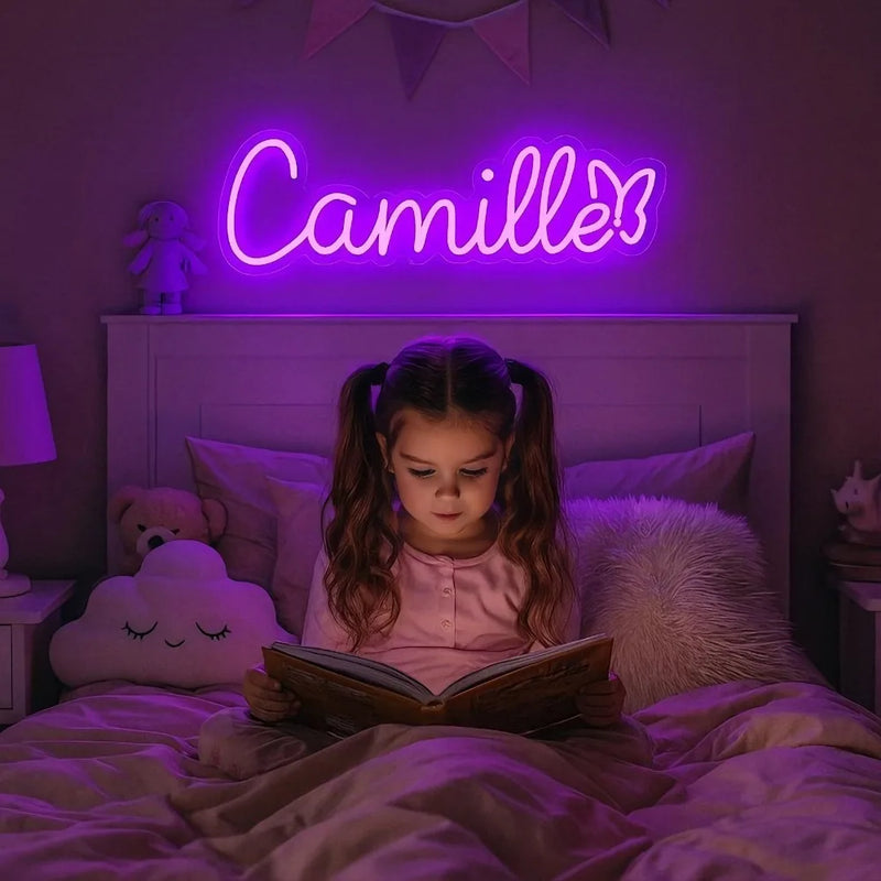 Enseigne néon personnalisée – prénom violet avec un papillon au-dessus d'un lit d'enfant